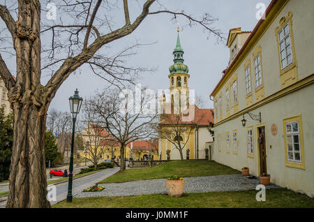 Loreta Kloster hat sehr schöne Sammlung von Sehenswürdigkeiten in der Nähe von Prager Burg. Der barocke Palast entstand im Auftrag der Familie Lobkowicz. Stockfoto