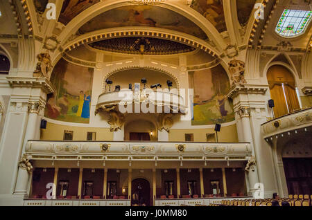 Smetana-Saal ist der größte Bereich des Gemeindehauses. Der Name des Konzertsaals ist Prager Hommage an den tschechischen Komponisten Bedřich Smetana. Stockfoto