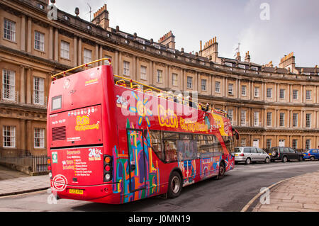 Touristen geöffnet gekrönt Doppeldecker-Bus in der Zirkus-Badewanne. Wiltshire Stockfoto