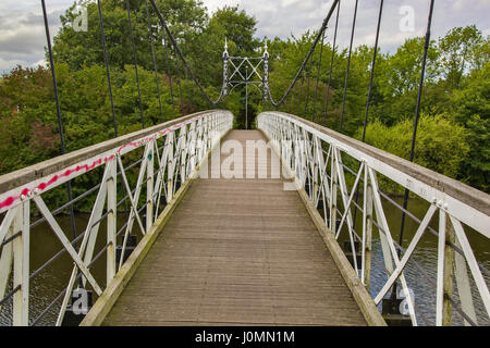 Fluß Mersey bei Howley Hängebrücke. Stockfoto