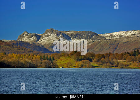 Die Langdale Pikes gesehen von Lake Windermere in den See Disrtict der Grafschaft Cumbria. Stockfoto