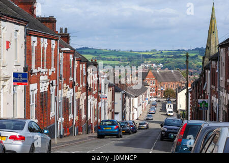 Reihenhäuser auf dem steil abfallenden Weg des unteren Mayer Straße in Northwood Hanley Stoke-on-Trent North Staffordshire England UK Stockfoto