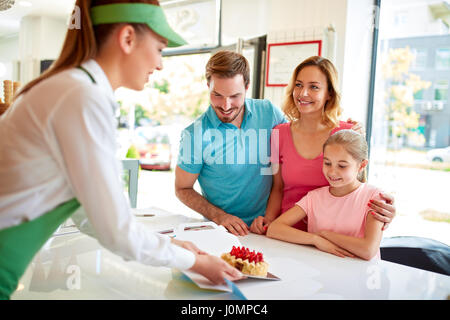 Familie, leckeren Kuchen im Süßwaren Shop kaufen Stockfoto