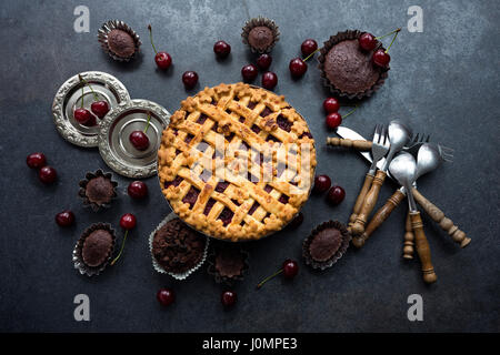 Köstliche hausgemachte Kirschtorte mit eine schuppige Kruste Draufsicht Stockfoto