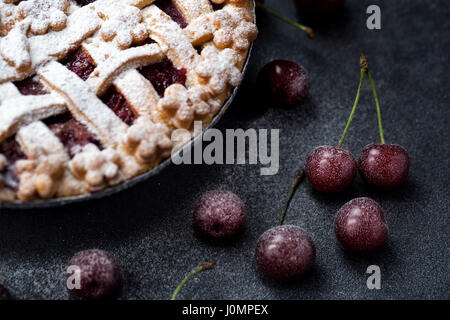 traditioneller Kuchen mit frischen Kirschen, Puderzucker Stockfoto