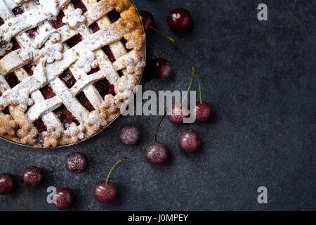 Amerikanische Torte mit frischen Kirschen, Puderzucker Stockfoto