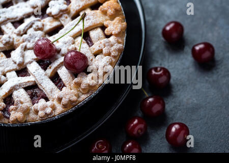 Sommer-Dessert-Torte mit Kirschen Stockfoto