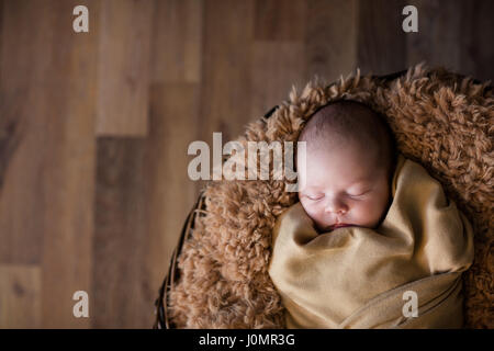 Niedliches Neugeborenen Baby schläft friedlich versteckt in flauschig weiche Decke Stockfoto