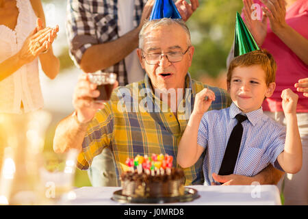 glücklich Enkel feiert Großväter Geburtstag Stockfoto