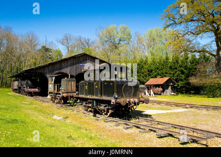 alten Diesellok im Park des Chateau de Saint-Fargeau, Burgund Frankreich Stockfoto