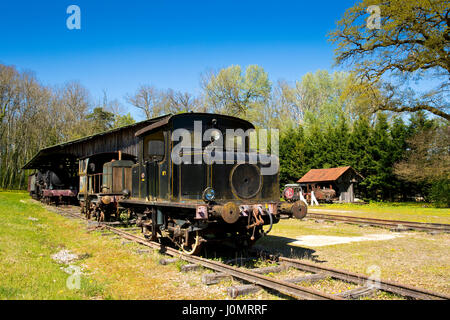 alten Diesellok im Park des Chateau de Saint-Fargeau, Burgund Frankreich Stockfoto