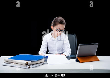 Mädchen, die vorgibt, Geschäftsfrau, die Arbeiten am Schreibtisch Stockfoto