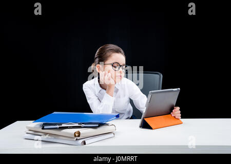 Mädchen in Abendgarderobe mit digital-Tablette am Schreibtisch Stockfoto