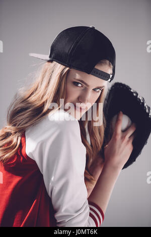Attraktive junge blonde Frau Baseball spielen und Lächeln in die Kamera Stockfoto