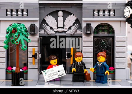 Tambow, Russische Föderation - 21. Januar 2017 Lego Bank. LEGO Mädchen mit Preis-Check kommt aus der Tür der Bank. LEGO Geschäftsmann und Geschäftsfrau sta Stockfoto