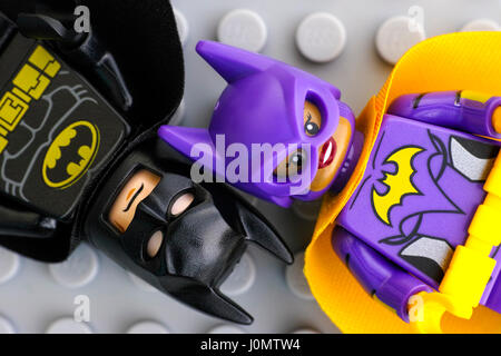 Tambow, Russische Föderation - 11. Februar 2017 Lego Batman Film Minifiguren - Batgirl und Batman - auf Lego grauer Grundplatte Hintergrund. Studio gedreht. Stockfoto