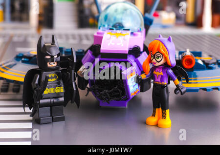 Tambow, Russische Föderation - 4. März 2017 Lego DC Super Hero Girls Welt. Batman Minifigur mit Batarangs und Batgirl Spielfigur mit mobile Stockfoto