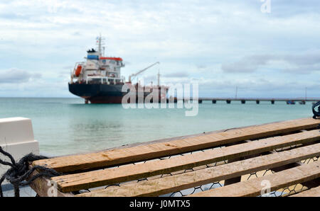 Big Corn Island Nicaragua Öltanker am dock am Strand Picknick Center mit Lobster Pot Falle am karibischen Meer Stockfoto