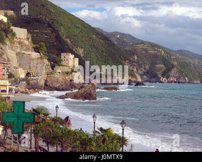 MONTEROSSO, Italien-26. SEPTEMBER: Strand, Hafen und Altstadt ist in Cinque Terre, Monterosso, Italien am 26. September 2016 mit Stadt von Verna gesehen Stockfoto