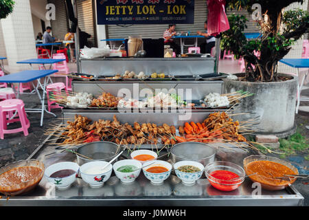 George Town, Malaysia - 22. März 2016: Lok Lok Steamboat Stand auf der Kimberly Street Food Market, George Town, Penang, Malaysia. Stockfoto