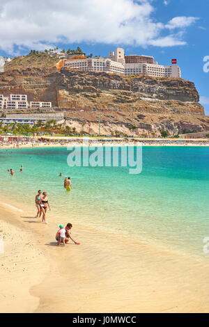 Touristen am Strand in Puerto Rico, Gran Canaria, Spanien Stockfoto