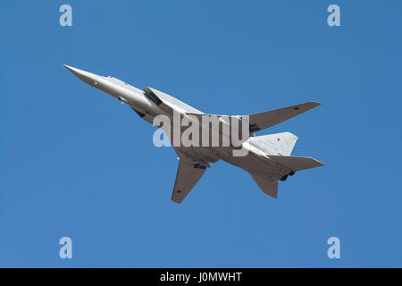 Russische Bomber Tu-22 im Flug Stockfoto