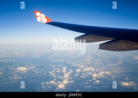 SEOUL, Südkorea - 5. April 2017: AirAsia X Flugzeug im Flug mit Flugzeug Flügel-Logo nach Südkorea fliegen. AirAsia als Asiens führende Low-Cost Luft Stockfoto