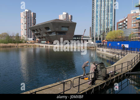 Fischer vor Kanada Wasser Bibliothek, Rotherhithe, London, England, UK. Stockfoto