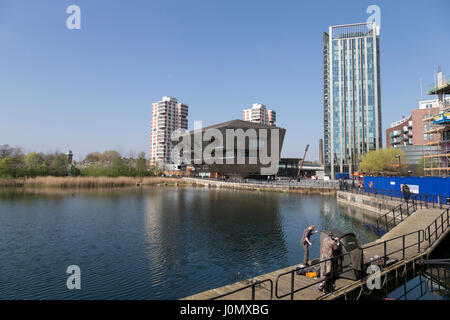 Fischer vor Kanada Wasser Bibliothek, Rotherhithe, London, England, UK. Stockfoto