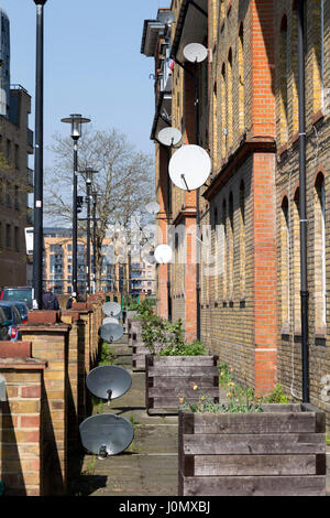 Satellitenschüsseln an der Außenseite des Hythe House, Eisenbahn Avenue, Southwark, London, England, UK. Stockfoto