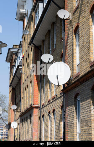 Satellitenschüsseln an der Außenseite des Hythe House, Eisenbahn Avenue, Southwark, London, England, UK. Stockfoto