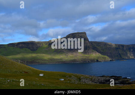 Dicke graue Wolken über die Klippen der landschaftlich Punkt in Schottland absetzen. Stockfoto