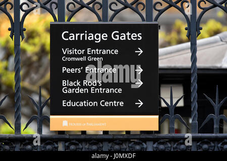 Carriage Gates Informationsschild am Eingang zu den Häusern des Parlaments, Westminster, London, Großbritannien Stockfoto