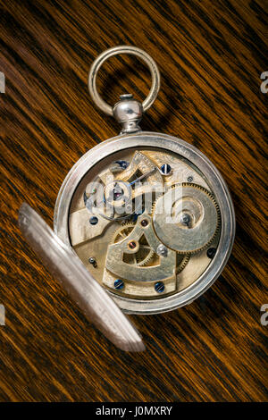 Detail der genaue Mechanismus in antiken Ami Sandoz & Fils Schweizer hand geschnitzten Duplex Hemmung Stil Silber Pocket Watch c 1860 Stockfoto