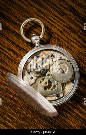 Detail der genaue Mechanismus in antiken Ami Sandoz & Fils Schweizer hand geschnitzten Duplex Hemmung Stil Silber Pocket Watch c 1860 Stockfoto