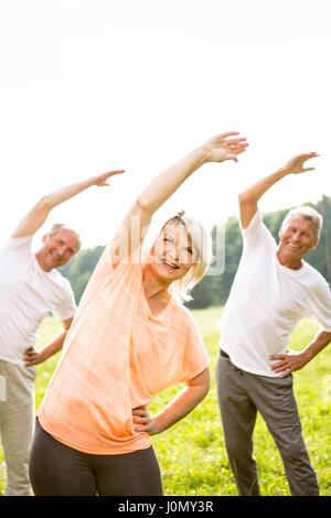 Drei Menschen, die sich mit den Armen auf. Stockfoto