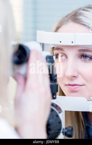 Patientin mit Augenuntersuchung im Optiker Shop, close-up. Stockfoto