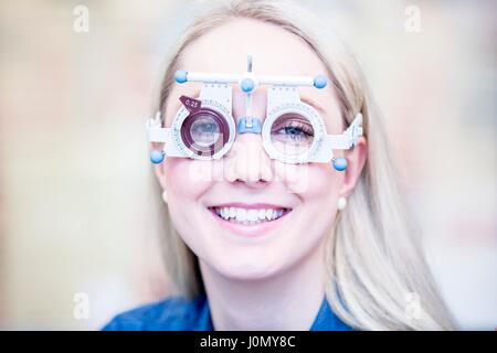 Porträt der fröhliche junge Frau tragen trial Frame, close-up. Stockfoto