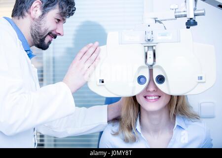 Junge Frau, die Augenuntersuchung durch den Augenarzt durchgeführt. Stockfoto