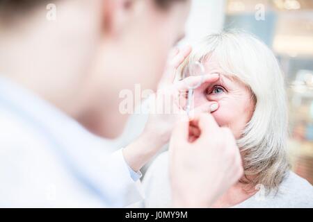 Optiker halten Lupe. Stockfoto