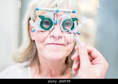 Ältere Frau, die Augenuntersuchung durch den Augenarzt. Stockfoto