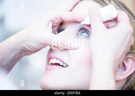 Nahaufnahme der antragstellenden Person Auge Tropfen. Stockfoto