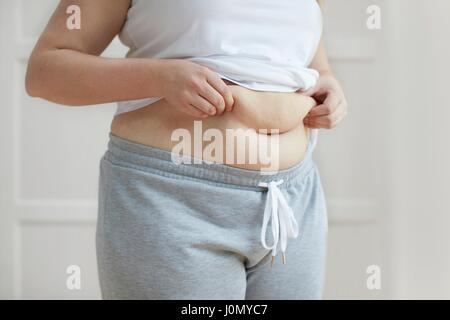 Frau mit Falten der Haut am Bauch. Stockfoto