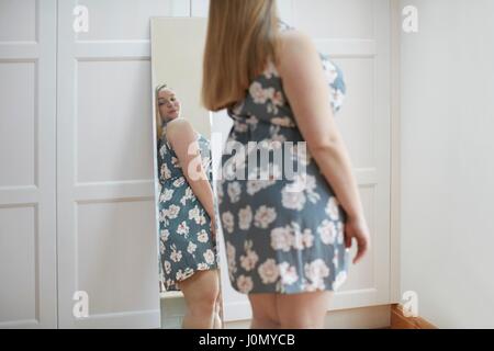 Junge Frau Reflexion im Spiegel betrachten. Stockfoto