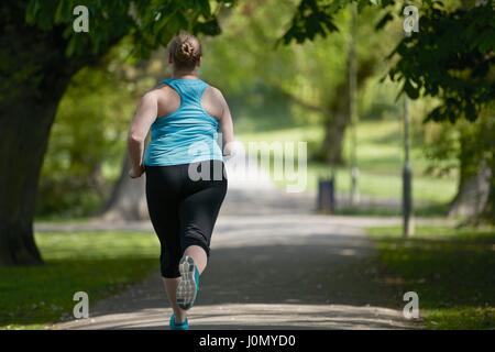 Junge Frau läuft Weg, Sicht nach hinten. Stockfoto