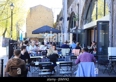 Trendige Bars und Restaurants auf Paradise Row, darunter die Bahnbögen in Bethnal Green, E2, London, Großbritannien Stockfoto