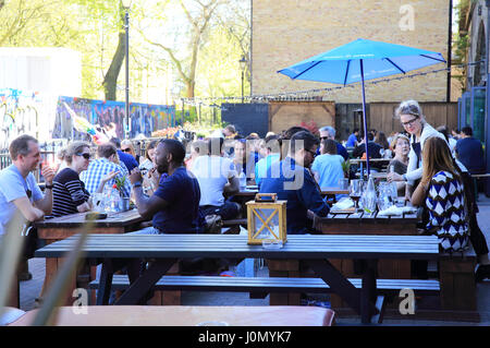 Trendige Bars und Restaurants auf Paradise Row, darunter die Bahnbögen in Bethnal Green, E2, London, Großbritannien Stockfoto