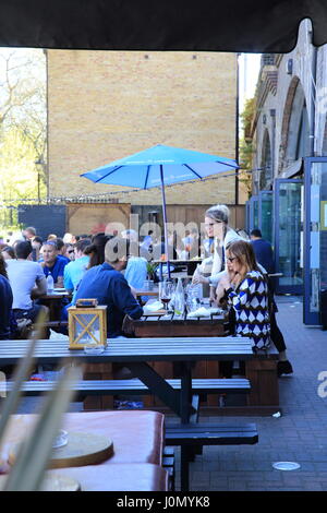 Trendige Bars und Restaurants auf Paradise Row, darunter die Bahnbögen in Bethnal Green, E2, London, Großbritannien Stockfoto