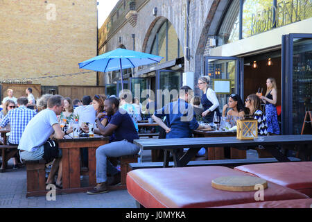 Trendige Bars und Restaurants auf Paradise Row, darunter die Bahnbögen in Bethnal Green, E2, London, Großbritannien Stockfoto