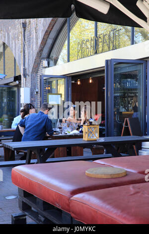 Trendige Bars und Restaurants auf Paradise Row, darunter die Bahnbögen in Bethnal Green, E2, London, Großbritannien Stockfoto